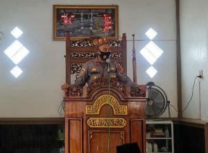 Cegah Covid-19, Kapolsek Teupah Barat Jadi Khatib dan Imam Shalat Jumat