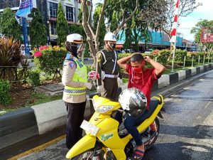 Ditlantas Polda Aceh Bersama Pomdam IM Bagi 1000 Masker di Simpang Lima