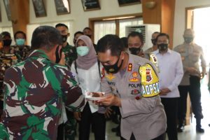 Kapolda Aceh Beri Suprise Antar Kue Ultah Ke 55 Pangdam IM