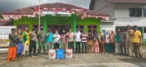 Babinsa Koramil 01/Simeulue timur dan masyarakat melaksanakan Penyemprotan disinfektan di desa Binaan