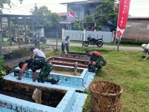 Jelang HUT ke-75 TNI, Personil Kodim 0115/Simeulue Bersama Lanal Simeulue Bersihkan Taman Makam Bahagia