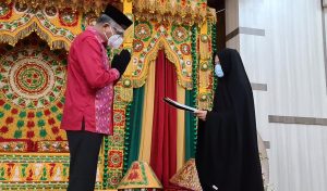Plt. Gubernur Aceh Serahkan Penghargaan kepada Istri Almarhum Dokter Imay Indra