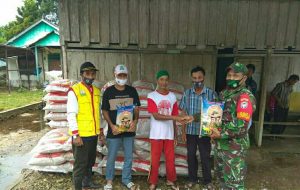 Babinsa Dampingi Pembagian Pupuk Pada Kelompok Petani