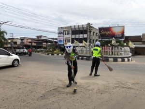 Kurangi Resiko Laka Lantas, Polantas Polres Lhokseumawe Bersihkan Pasir di Jalan