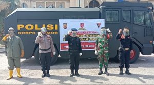 Sambut HUT Brimob ke 75 Brimob Aceh Semprot Disinfektan Fasilitas Umum di Kota Lhokseumawe