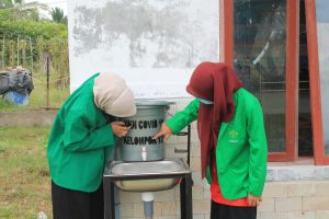 Mahasiswa KKN UNIMAL Kelompok 121 Membuat Tempat Cuci Tangan Dan Sosialisasikan Cara Mencuci Tangan Yang Benar