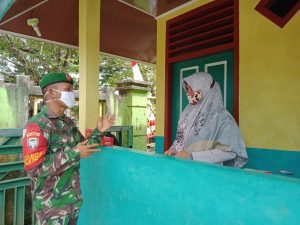 Imbau Warga Tetap Melaksanakan Prokes, Babinsa Datangi Rumah Warga Binaannya