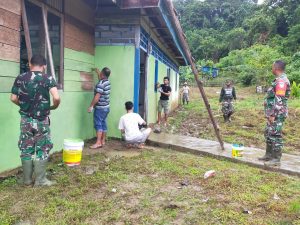 Personel Koramil 01/Simtim Bersama Masyarakat Gotong Royong Cat Meunasah Dalam Rangka HUT Kodam IM