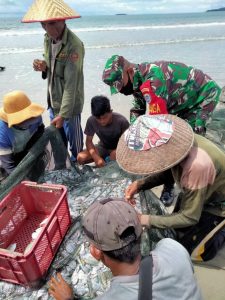 Tahun Baru 2021, Kehadiran Babinsa di Tengah-Tengah Nelayan Memberikan Motivasi dan Membantu Penangkapan Ikan Dengan Cara Penarikan Pukat di Bibir Pantai