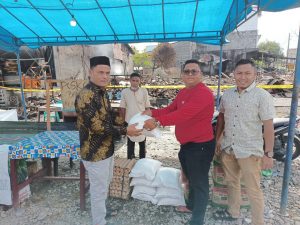 Senator Fachrul Razi dan SPMA Aceh Serahkan Bantuan Kebakaran di Aceh Selatan