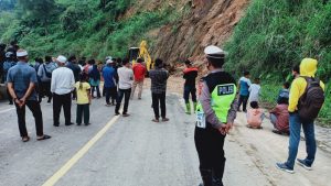 Polantas Siaga di Lokasi Bencana Alam Tanah Longsor di Lintasan Bireuen-Takengon