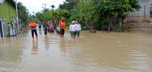 Brimob Polda Aceh Bantu Masyarakat yang Terkena Luapan Air Sungai