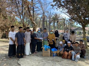 Senator Fachrul Razi Salurkan Bantuan Seragam Sekolah Untuk Santri Korban Kebakaran Dayah Serambi Makkah di Aceh Barat
