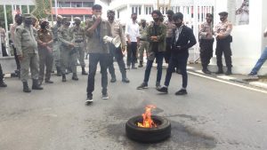 Aliansi Pemuda Peduli Aceh (APPA) Bakar BAN Bentuk Kekecewaan Kepada Pemerintah Aceh