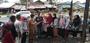 Pemdes dan Forum Anak Fulawan Desa Leubang Bantu Korban Kebakaran di Desa Suka Jaya