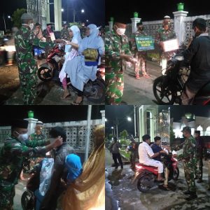 TNI dan Polri Bagi Masker Kepada Jamaah yang Hendak Melaksanakan Ibadah di Wilayah Kota Sinabang