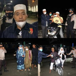 Cegah Penularan Covid-19, Personil Polres Simeulue Bagikan Masker Kepada Para Jamaah Sholat Tarawih