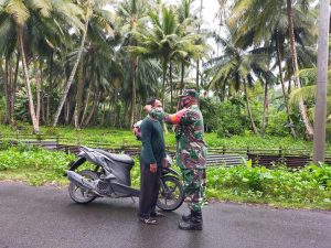 Babinsa Terus Ingatkan Warga Agar Selalu Mematuhi Protokol Kesehatan