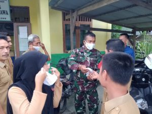 Cegah Covid 19, Babinsa Terus Bagikan Masker