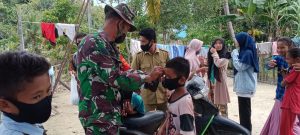 Babinsa Selalu Aktif Ingatkan Disiplin Prokes di Wilayah Binaan