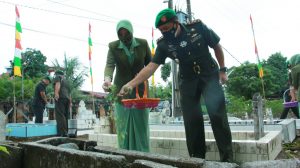 Sambut HUT Korem Ke – 59, Dandim 0105/Abar Bersama Ketua Persit KCK Cabang XXVlll Tabur Bunga Di TMP