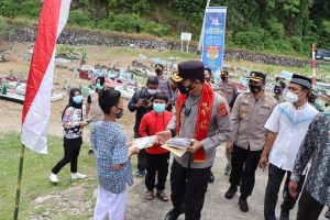 Disela-sela Kunker Ke Polres Aceh Selatan Dan Cek Posko PPKM Mikro, Kapolda Aceh Bagi Buku Untuk Anak-anak