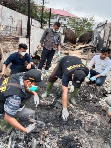 Satreskrim Polres Simeulue Bersama Tim Labfor Dari Sumatra Utara Mulai Olah TKP Kebakaran di Simeulue
