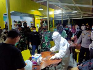 Melanggar Prokes, Lapak PKL Di Seputaran Lapangan TU Ditutup Sementara Oleh Tim Satgas Covid – 19 Aceh Barat