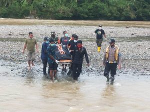 Anggota Koramil 01/SM Beserta Aparat Terkait Bantu Evakuasi Korban Laka Di krueng Woyla