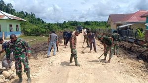 Satgas TMMD ke 111 Kodim 0115/Simeulue Bersama Masyarakat Melaksanakan Gotong Royong Penimbunan Jalan