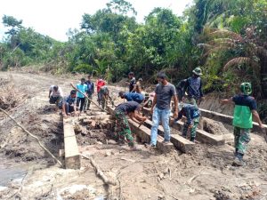 Satgas TMMD ke 111 Kodim 0115/Simeulue Bahu Membahu Bangun Jembatan Kayu Di Lokasi TMMD