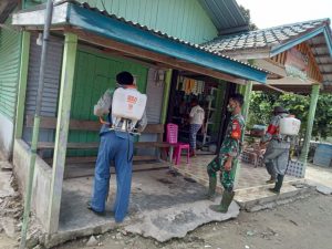 Babinsa Bersama Satgas PPKM Mikro Desa Laksanakan Penyemprotan Disinfectan Di Wilayah Binaan