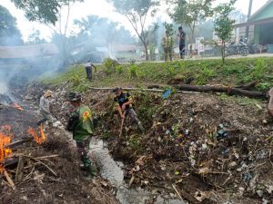 Baksos, Satgas TMMD Kodim 0115/Simeulue Bersama Masyarakat Bersihkan Saluran Air Di Desa Kuala Bakti