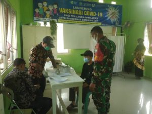 Babinsa Koramil 02/Simeulue Tengah Pantau Kegiatan Vaksin Kepada Masyarakat