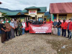 “Banteng Peduli” DPD PDI Perjuangan Aceh Serahkan Bantuan Kepada Korban Banjir Aceh Selatan