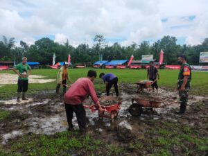 Babinsa Bersama Warga Gotong Royong Mensukseskan Turnamen Camat Cup I Kecamatan Teluk Dalam
